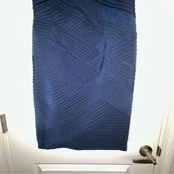 Tadashi Shoji Textured Sleeveless Knee Length Bodycon Dress - Picture 6 of 11